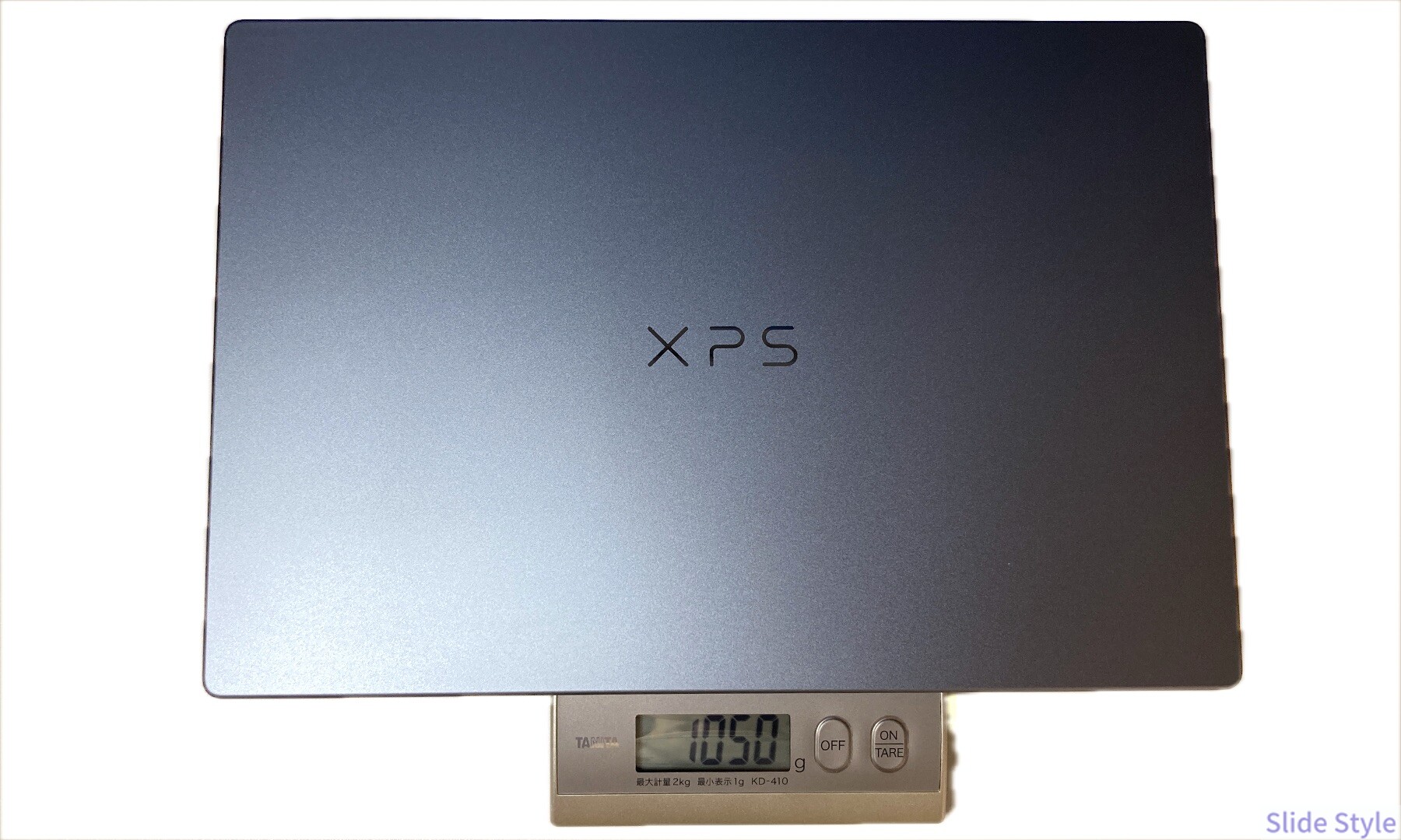 Dell XPS 13 DX13260をはかりに載せた実測重量1,050g