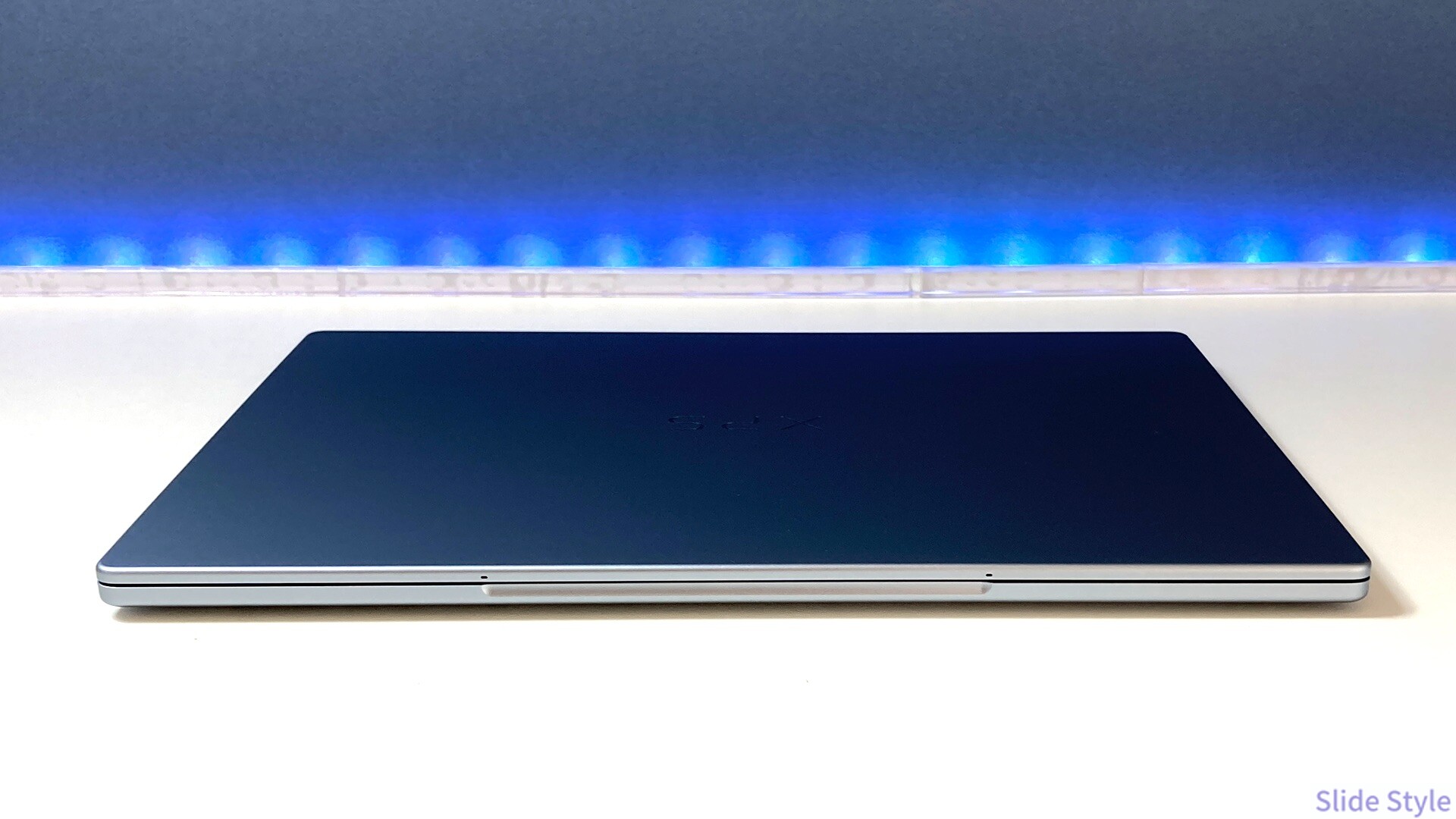 Dell XPS 13 DX13260を閉じて正面から見た薄さ12.7mmのボディ