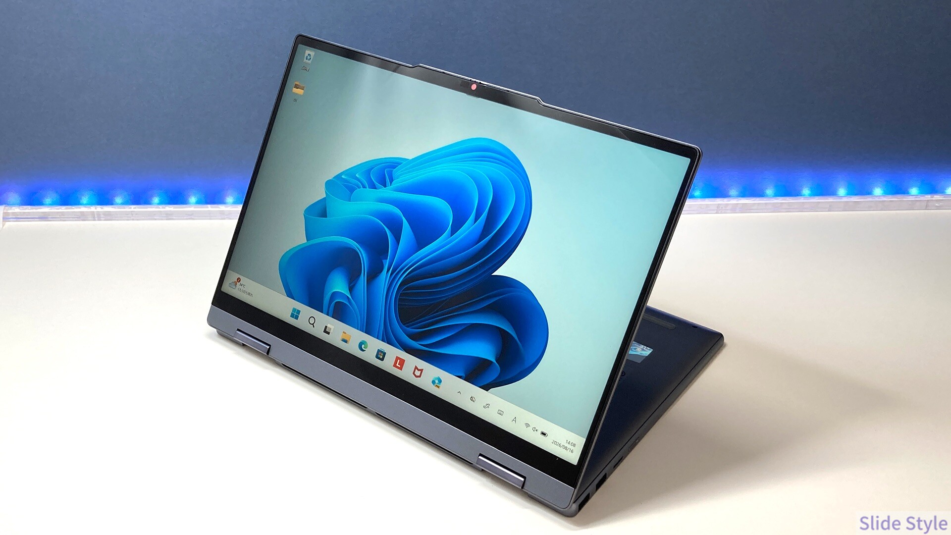 Lenovo IdeaPad 5i 2-in-1 Gen 11のスタンドモード(斜め)
