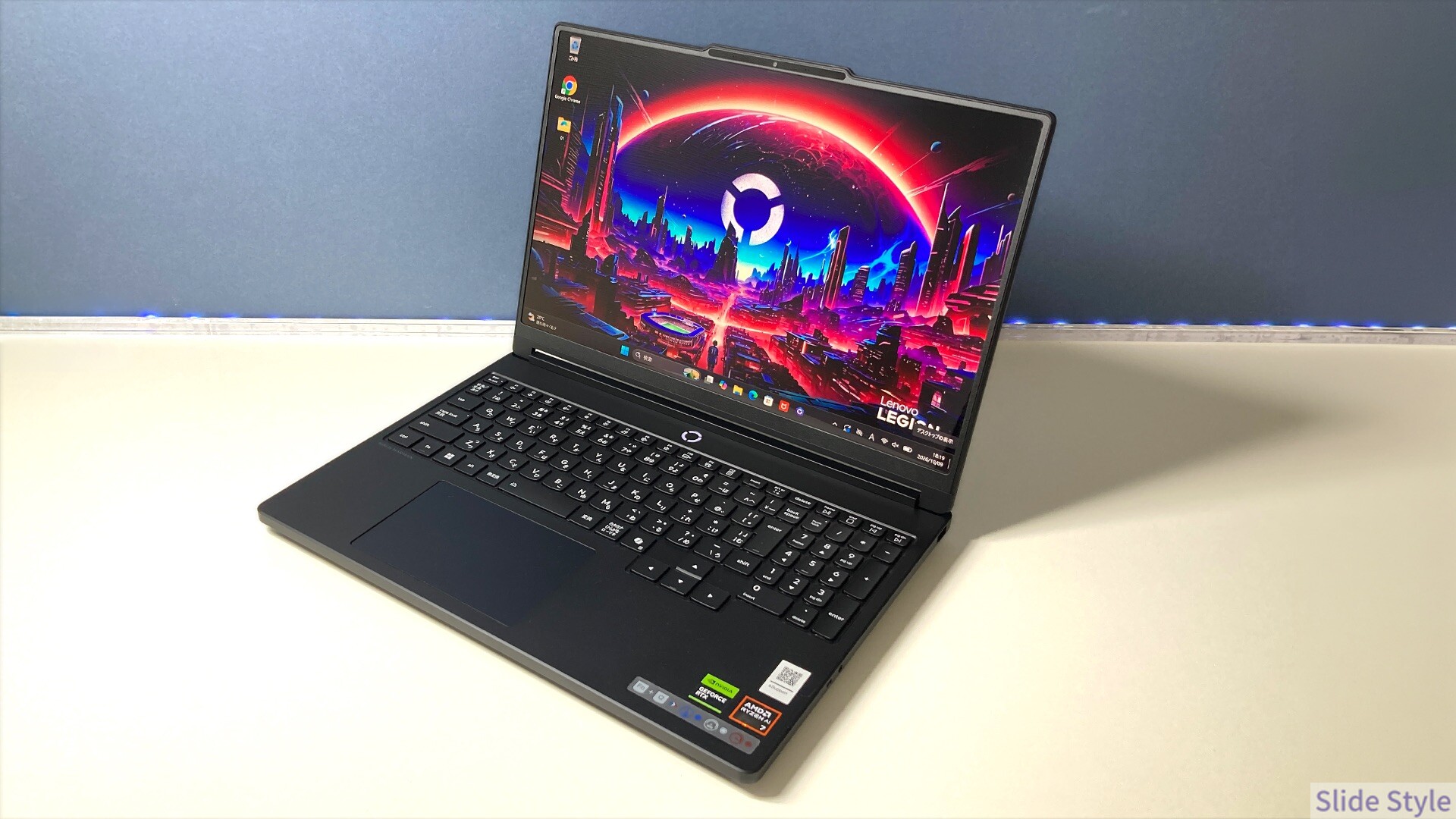 画面を開いたLegion 5a Gen 11を斜め前から見た様子