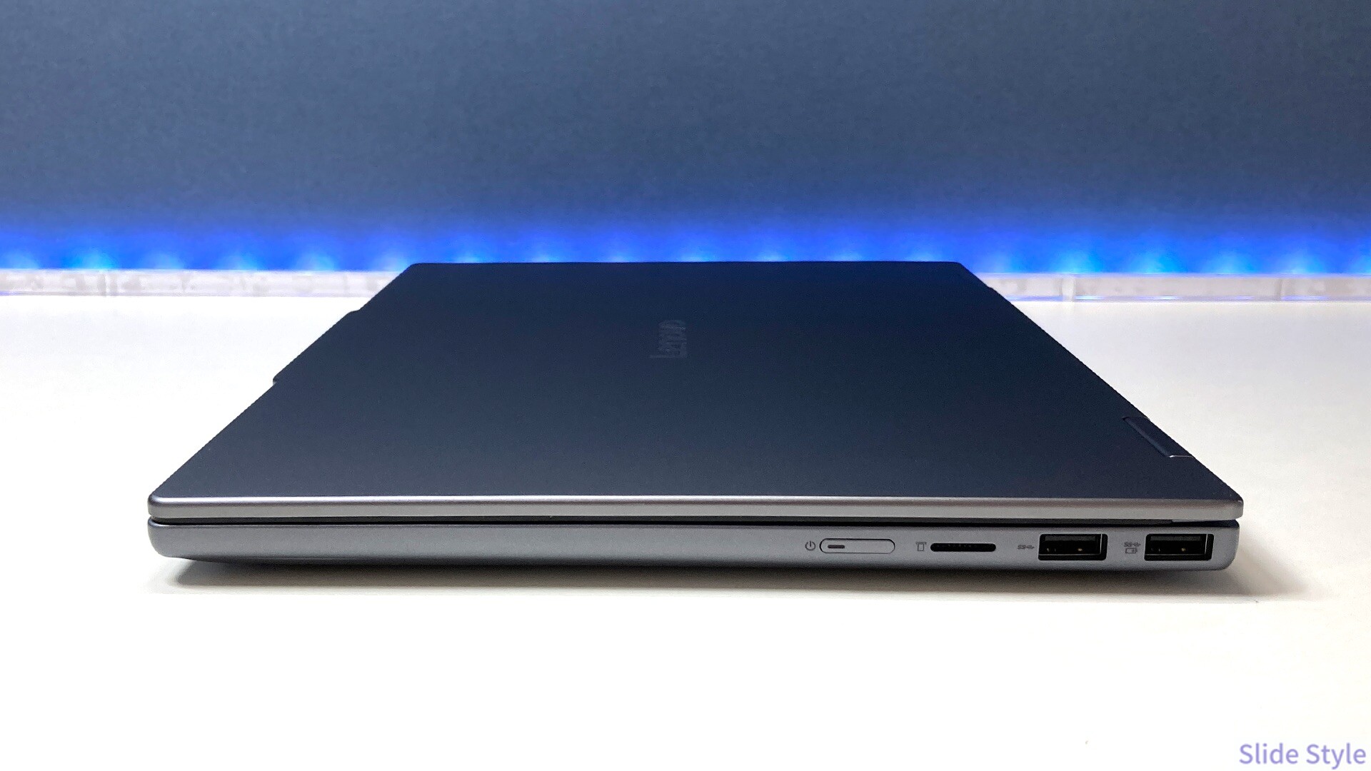 Lenovo IdeaPad 5i 2-in-1 Gen 11の右側面端子(microSD・USB Type-A×2)