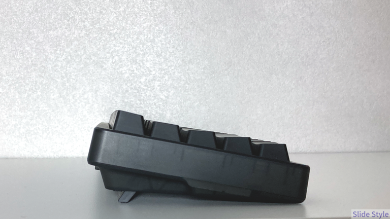 デスク端でのキーボード側面撮影