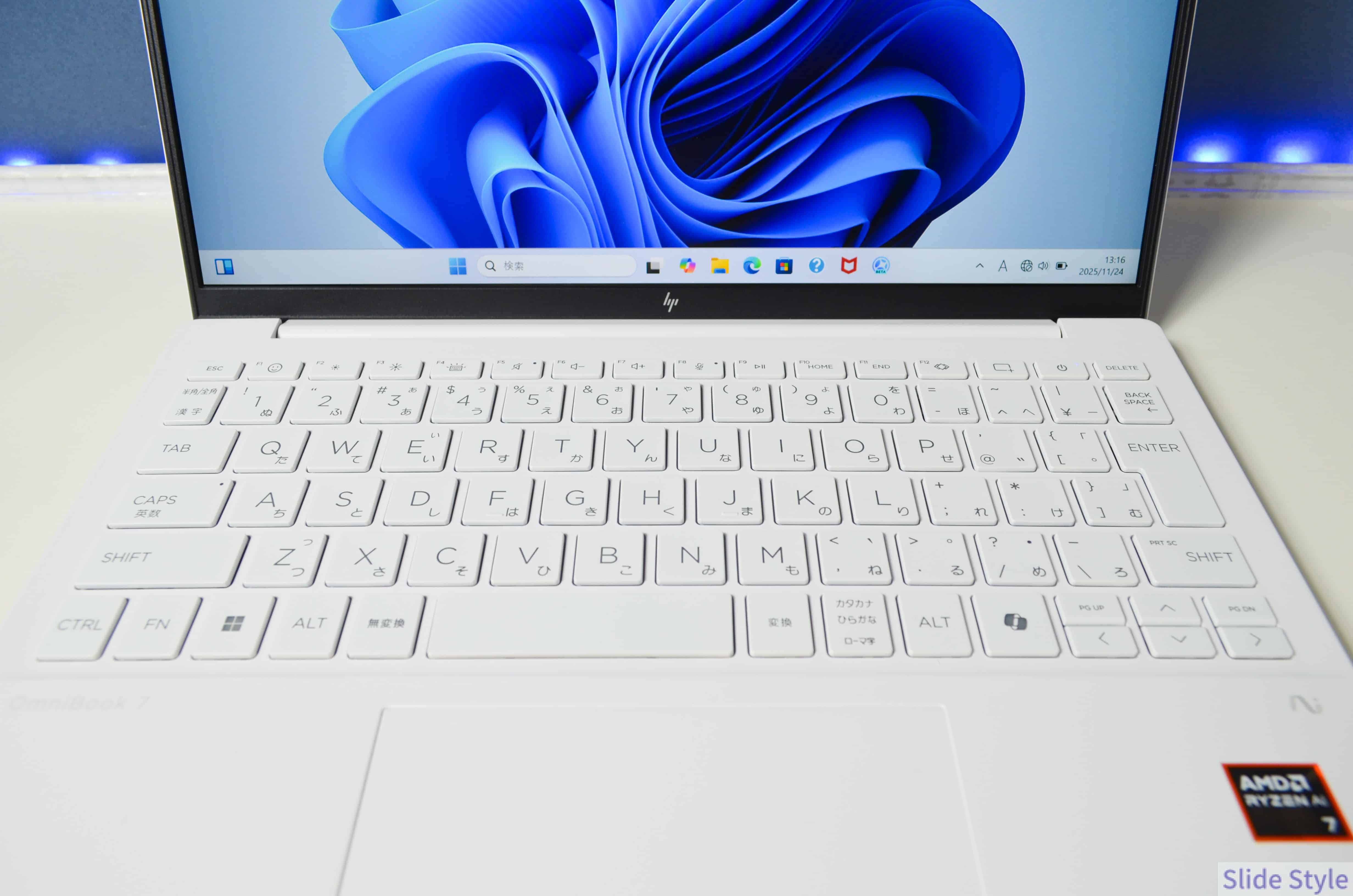 12_キーボード　白　アップ