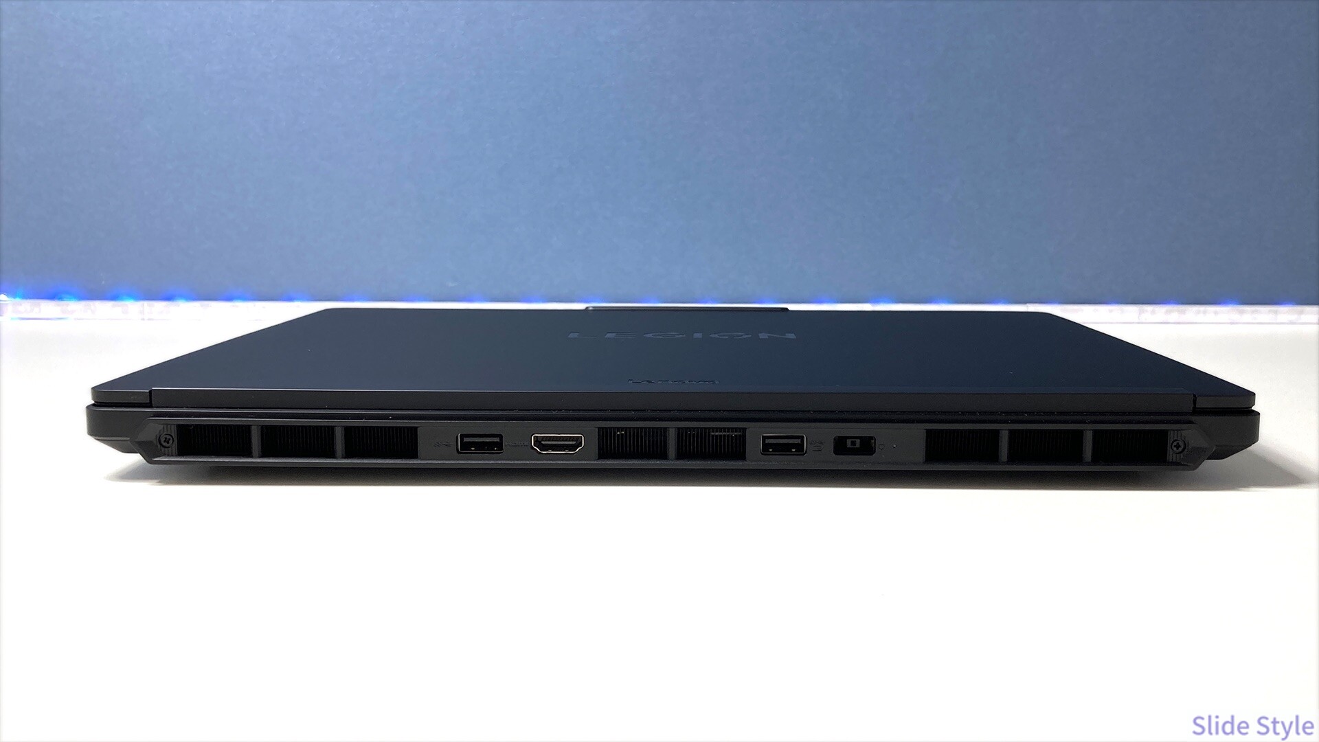 Legion 5a Gen 11の背面。排気口の間にUSB Type-A、HDMI、USB Type-A、電源コネクターが並ぶ