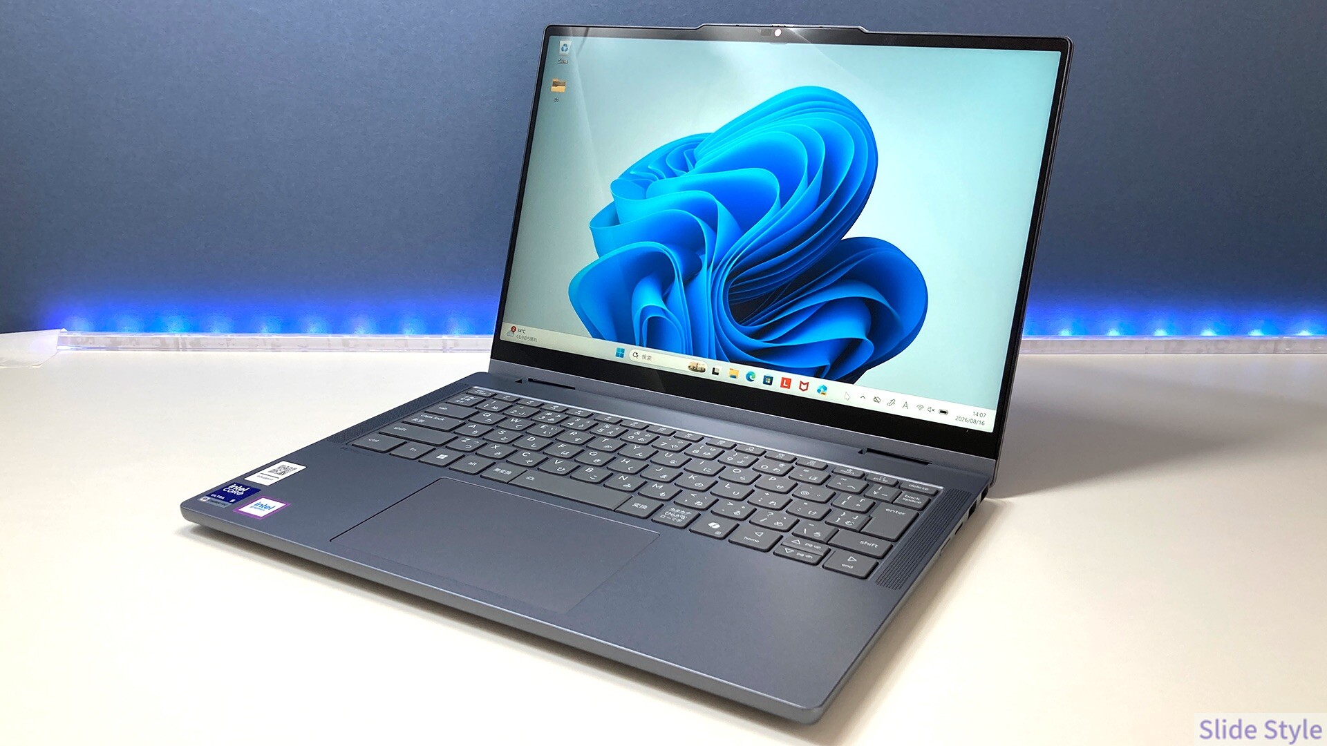 Lenovo IdeaPad 5i 2-in-1 Gen 11をノートPCモードで開いた斜めからの外観