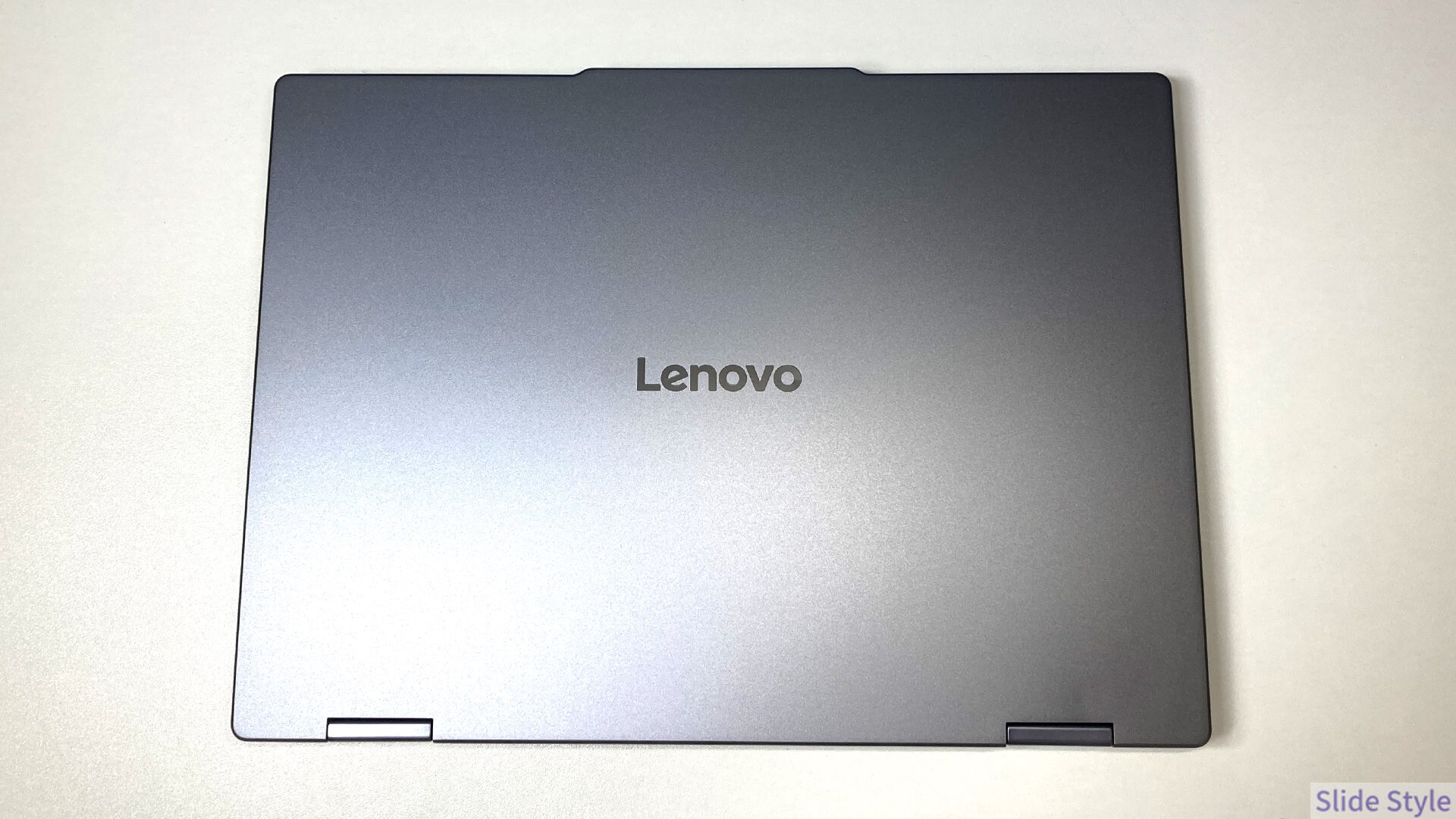 Lenovo IdeaPad 5i 2-in-1 Gen 11の天板とLenovoロゴ