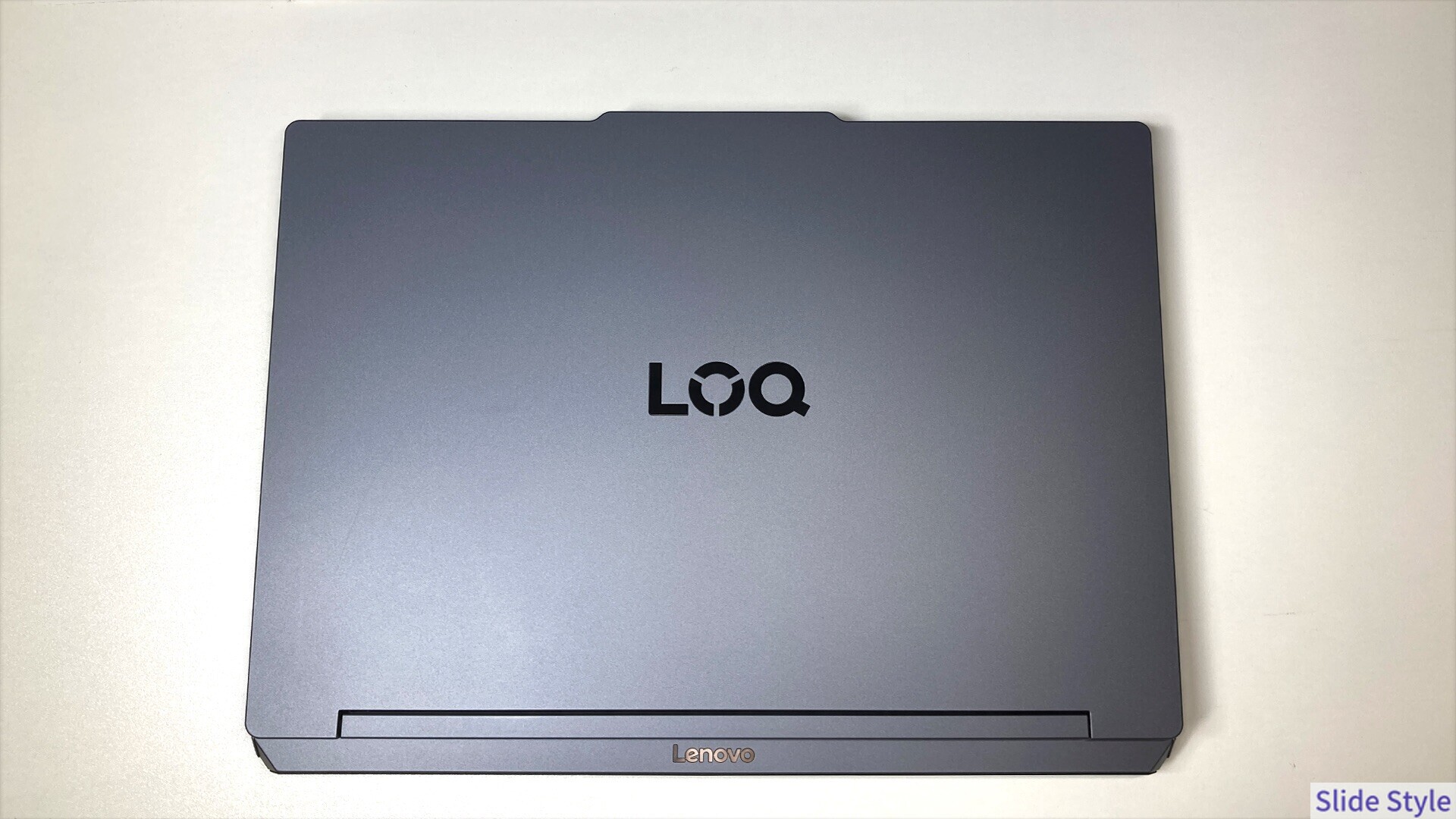 LOQ 15IPH11のルナグレーの天板とロゴ