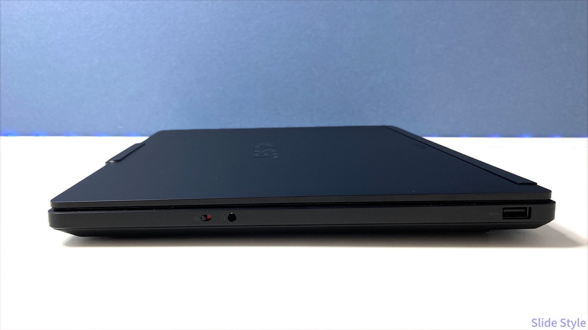 Legion 5a Gen 11の右側面。プライバシーシャッタースイッチ、マイク/ヘッドホン端子、USB Type-Aが並ぶ
