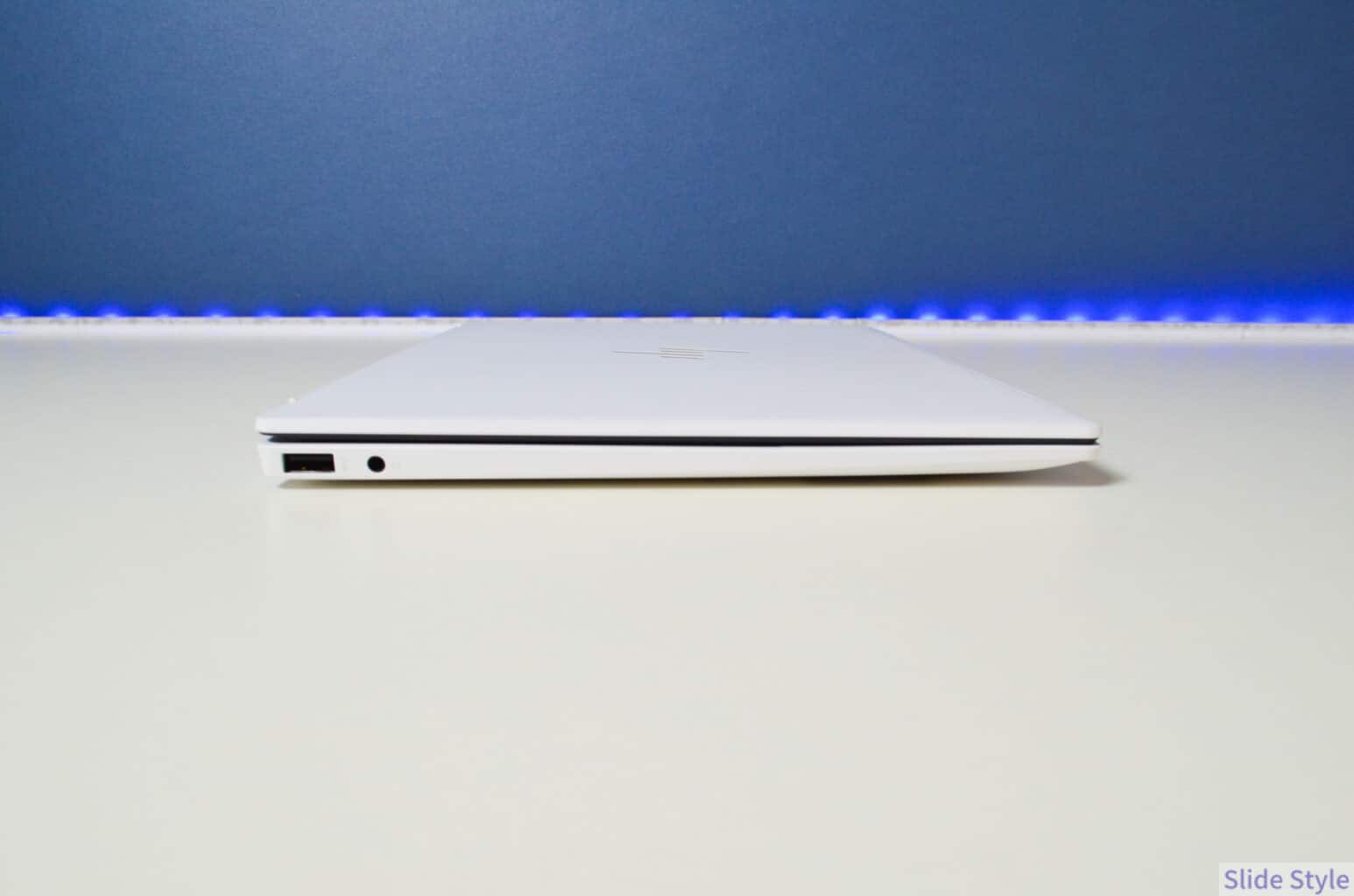 HP OmniBook 7 Aero 13-bgを片手で持ち上げた様子