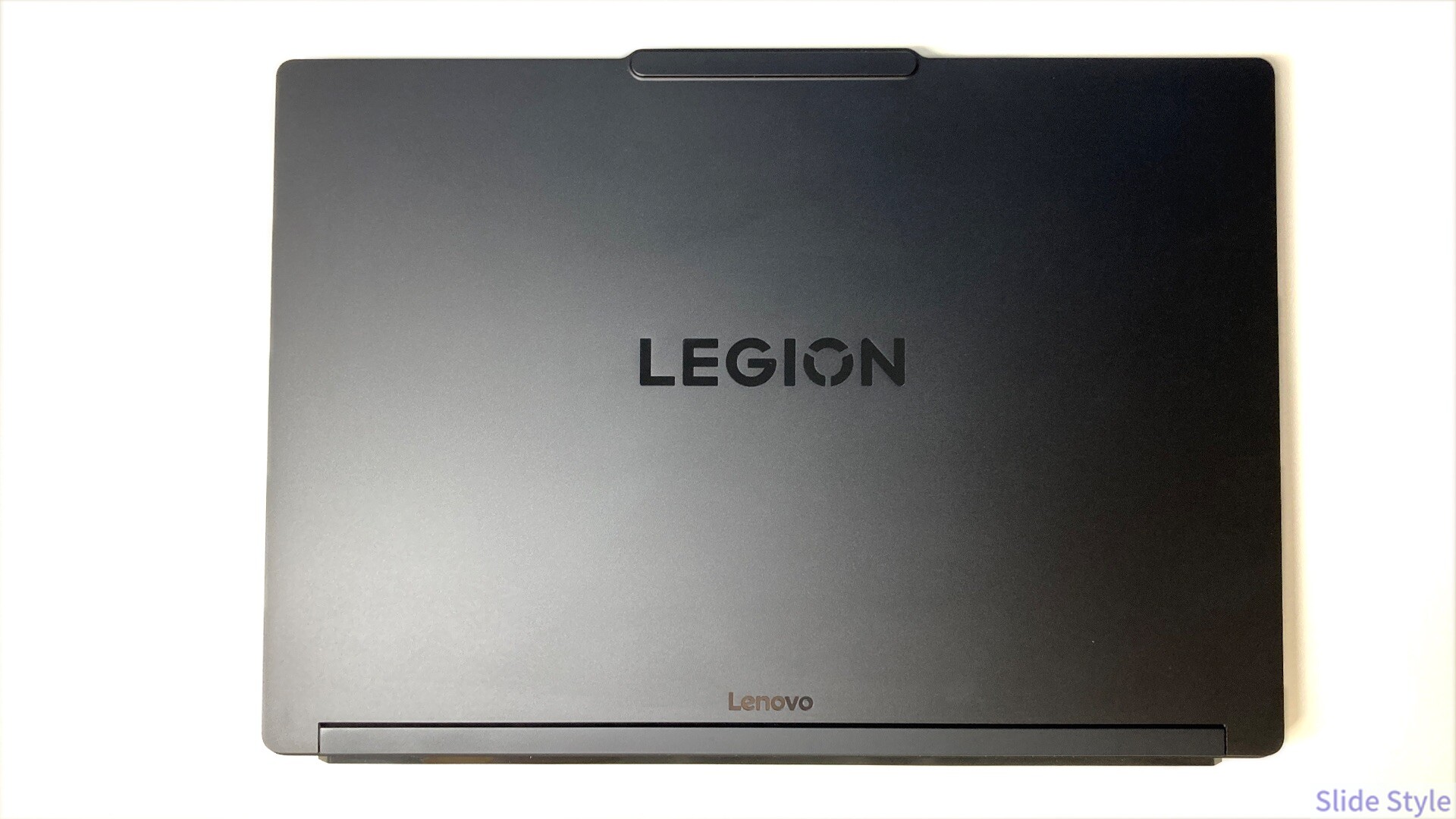 Legion 5a Gen 11の天板。黒一色の天板の中央にLEGIONのロゴが入る