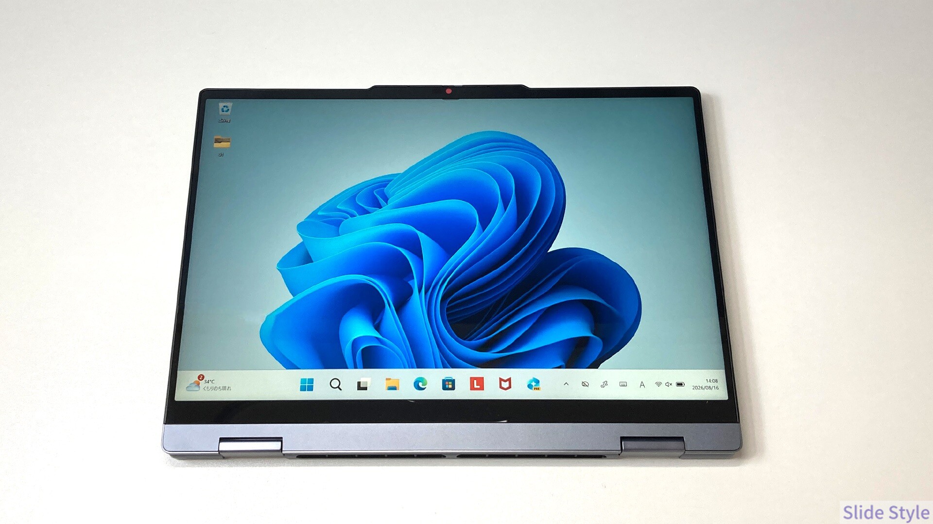 Lenovo IdeaPad 5i 2-in-1 Gen 11のスタンドモード(正面)