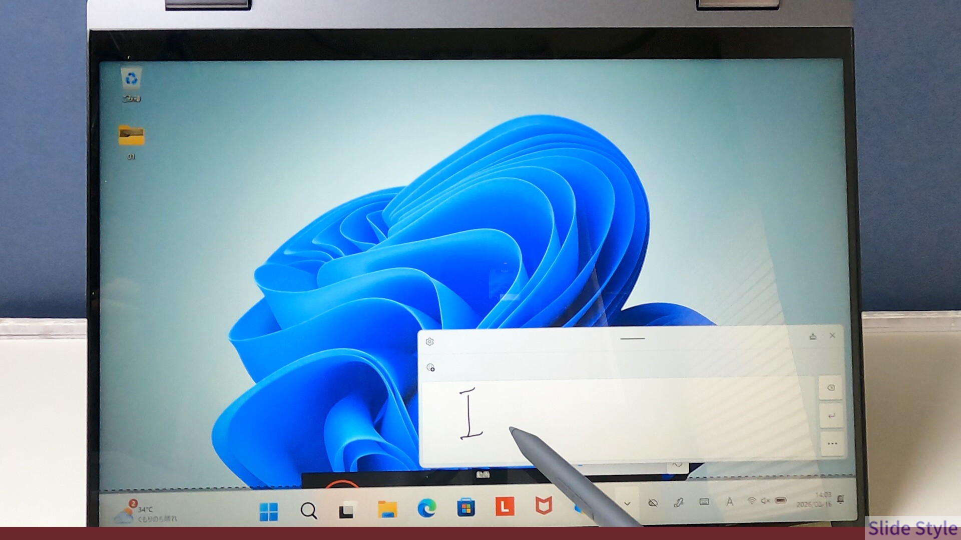 Lenovo IdeaPad 5i 2-in-1 Gen 11の画面にペンで書き込んでいるところ