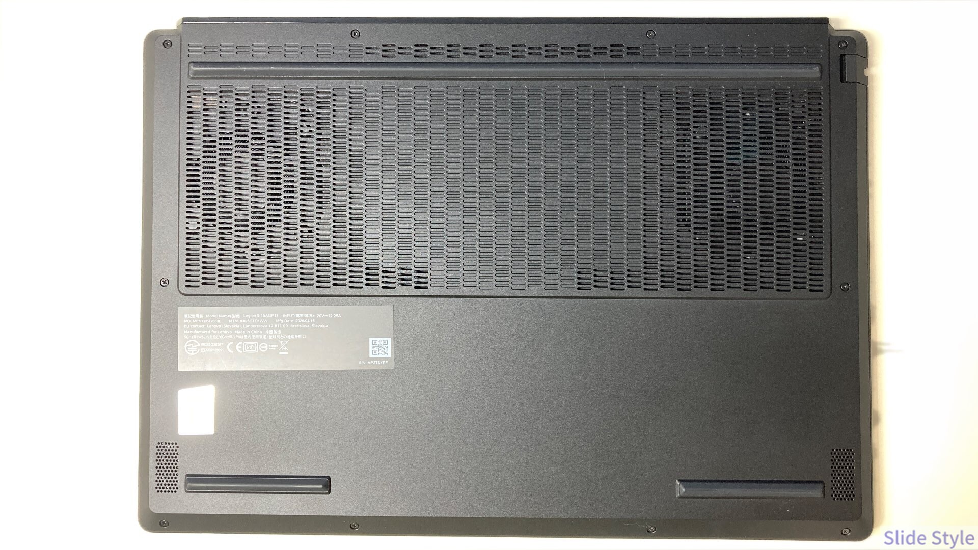 Legion 5a Gen 11の底面。上半分に大きな吸気口のメッシュが広がる
