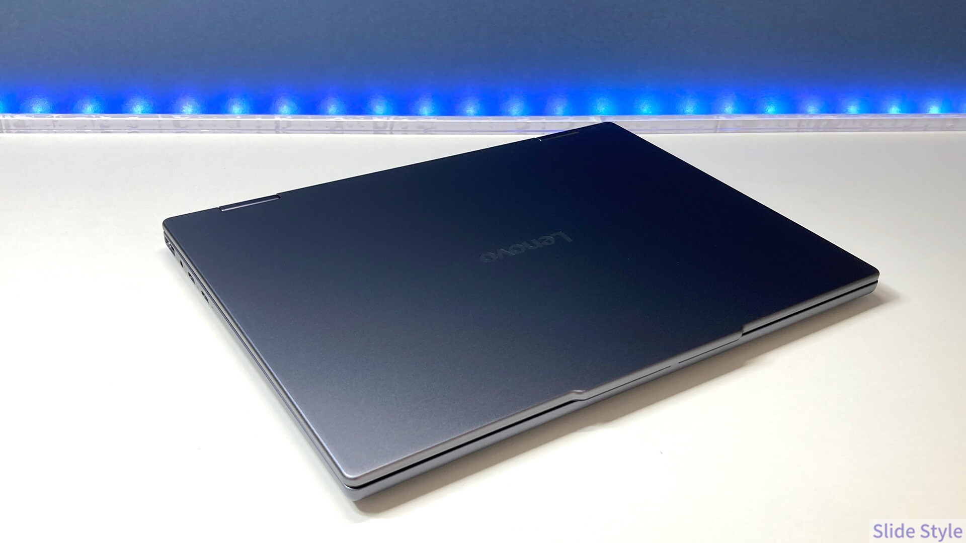 Lenovo IdeaPad 5i 2-in-1 Gen 11を閉じた斜めからの外観