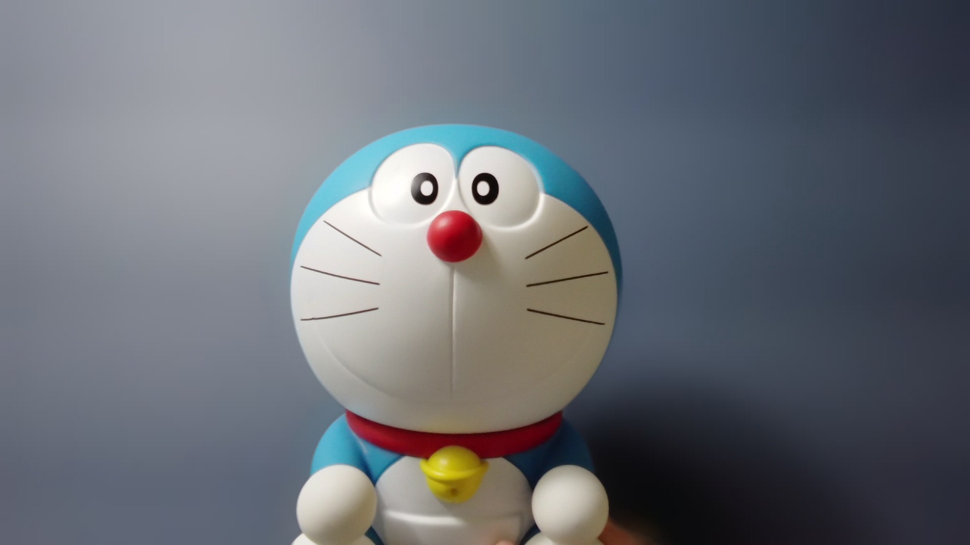 内蔵500万画素カメラでフィギュアを映した映像の一場面。灰色の背景の前でフィギュアがはっきり写っている