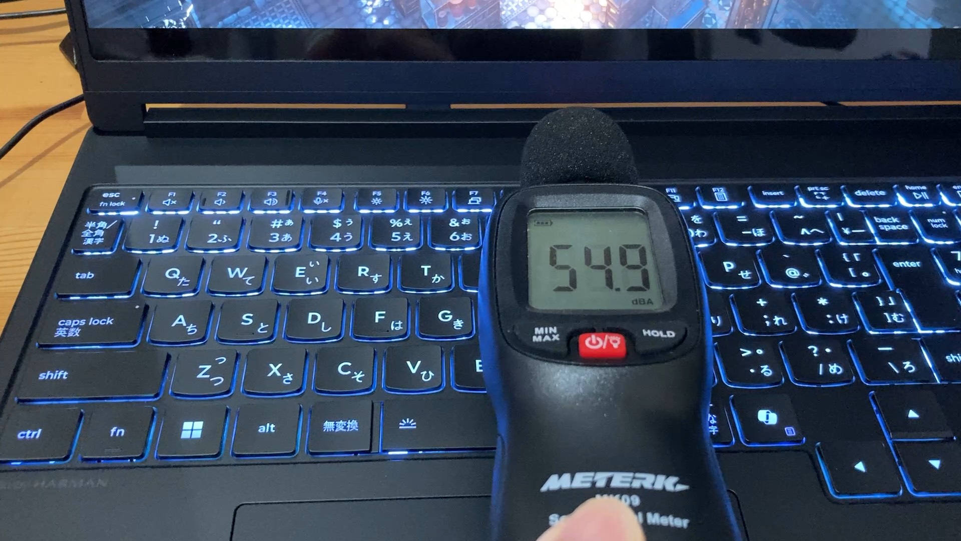 ゲーム中にキーボードの上へ騒音計を置いた様子。表示は54.9dBA