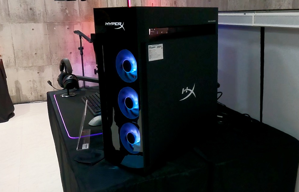 HyperX OMEN MAX 45Lの展示機を正面寄りの斜めから撮影。前面のガラス越しにファンが3基並ぶ