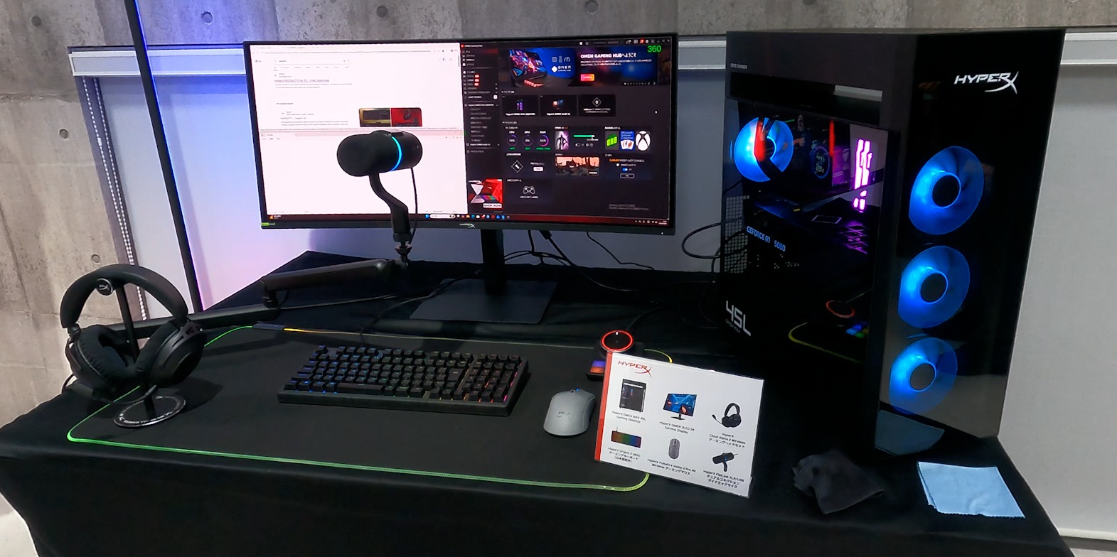 HyperX OMEN MAX 45Lをモニター、キーボード、ヘッドセットと並べた机上の展示