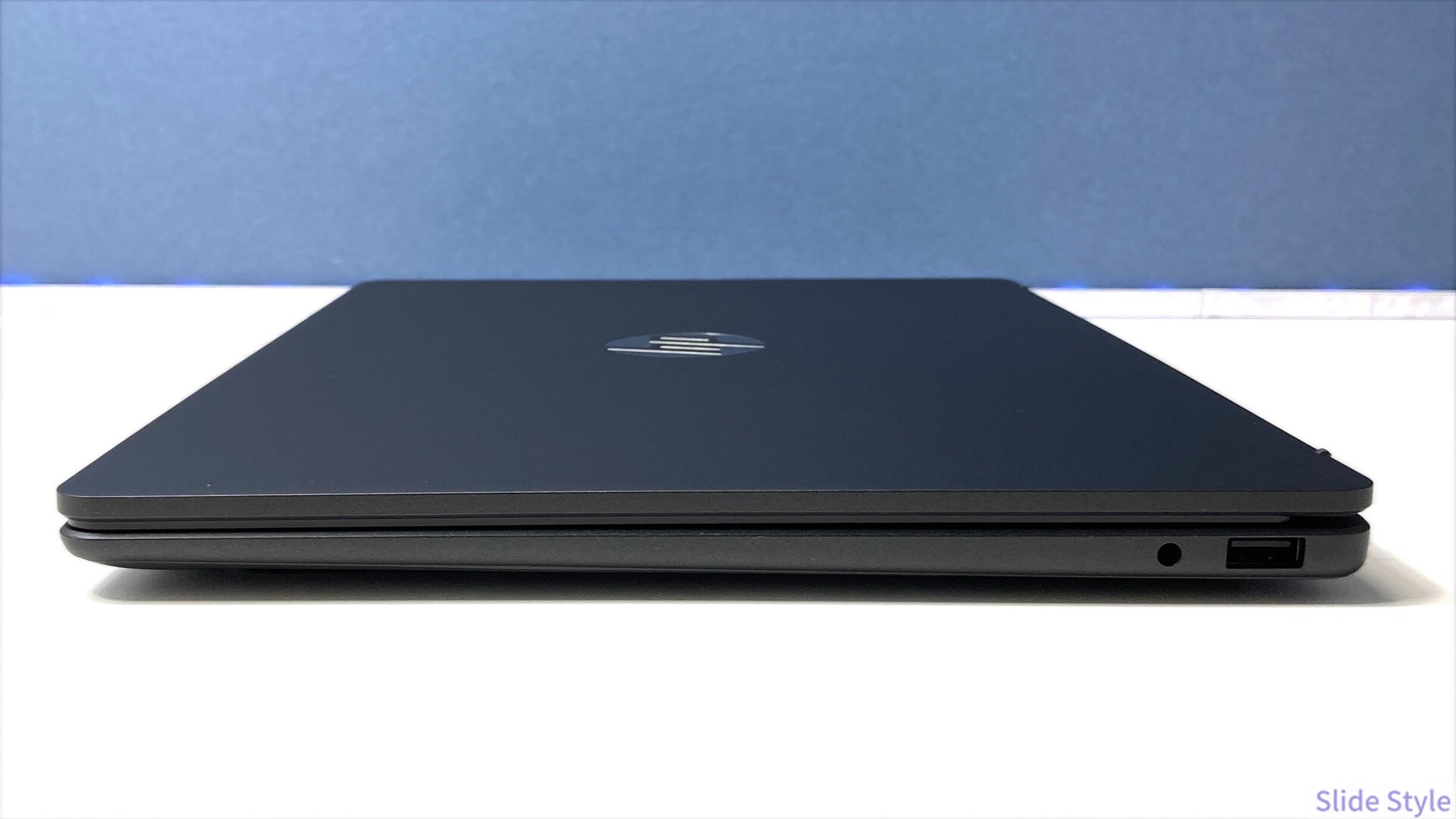 HP OmniBook 3 14-hw の右側面。USB-Aとヘッドホン端子