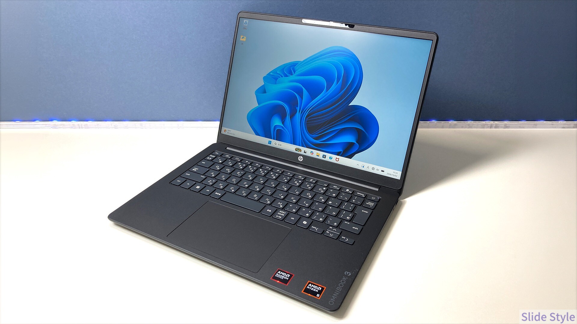 HP OmniBook 3 14-hw0006AU を開いた状態の斜め前からの外観