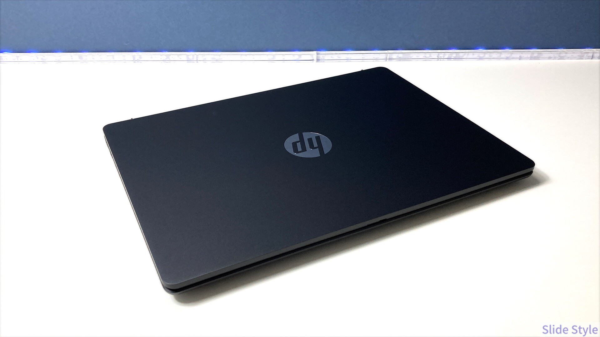 HP OmniBook 3 14-hw の天板を斜めから見た写真