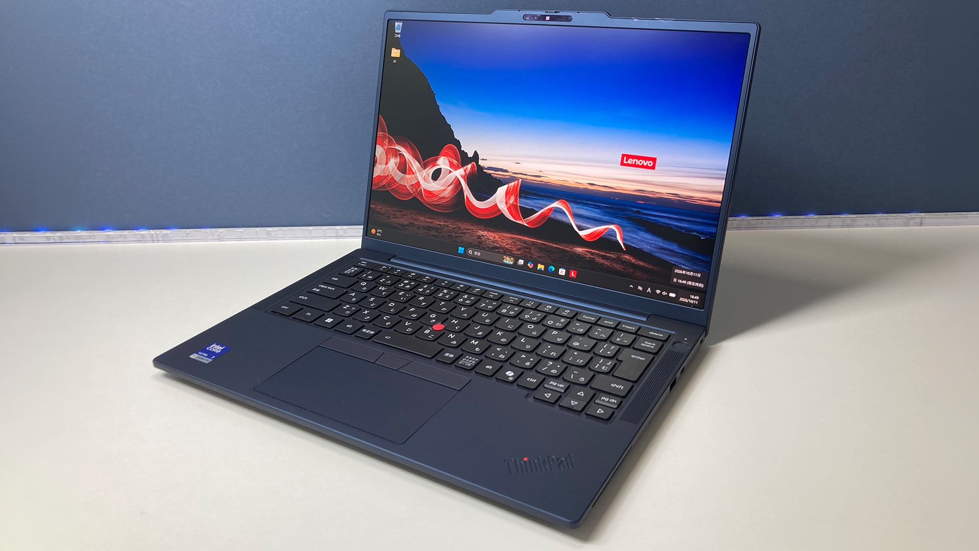 ThinkPad T14s Gen 7を開いた状態。キーボード中央に赤いTrackPoint