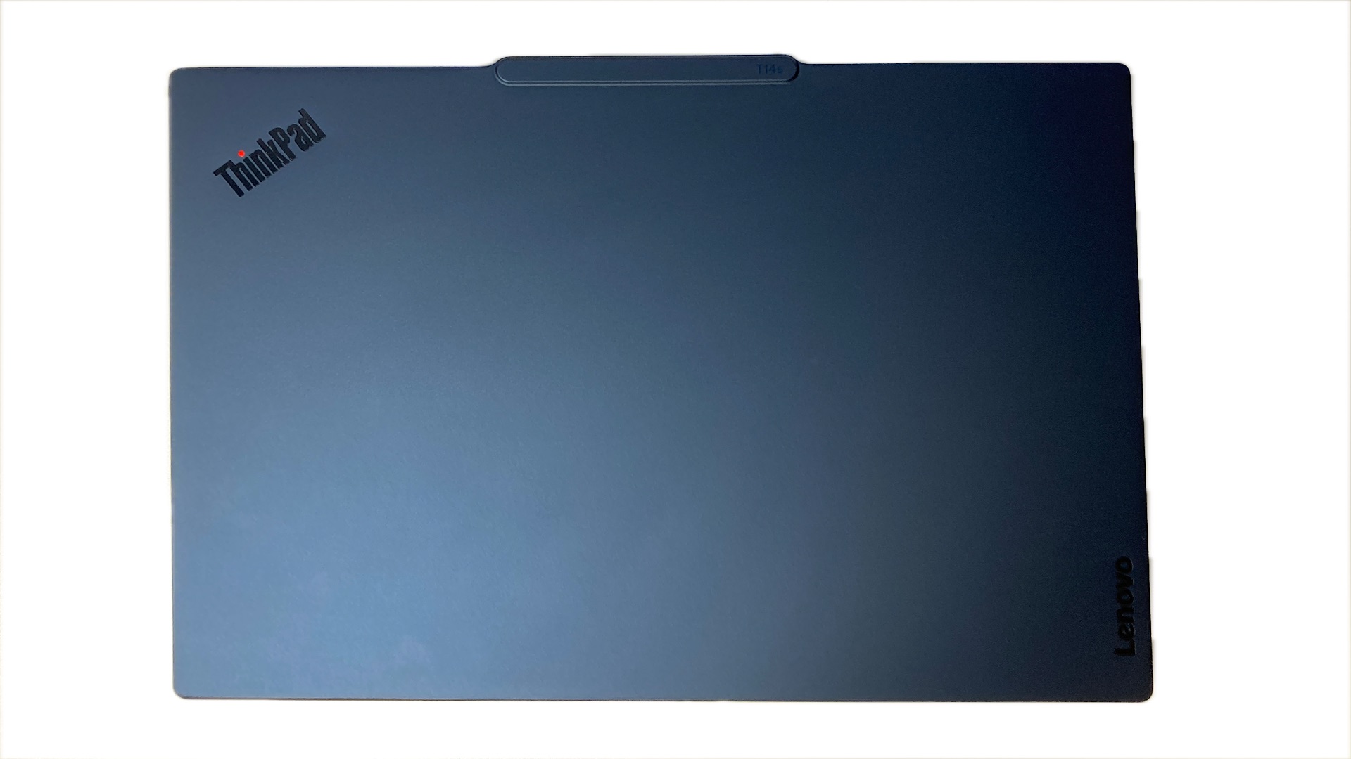 ThinkPad T14s Gen 7の天板。左上にThinkPadロゴ、右下にLenovoロゴ