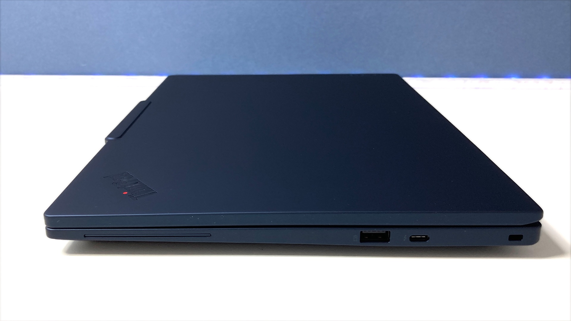 ThinkPad T14s Gen 7の左側面。左端にスマートカードリーダーの位置、USB-A、Thunderbolt 4、ケーブルロックスロット