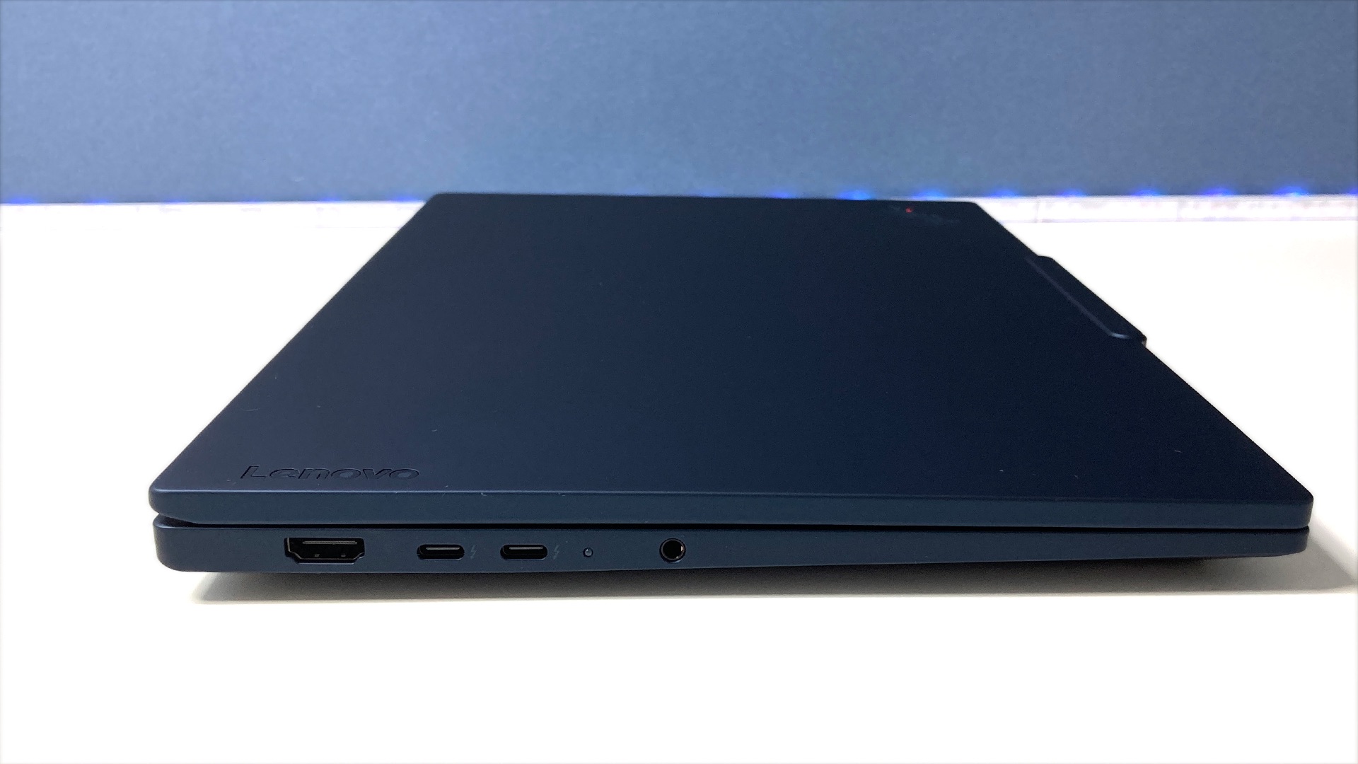 ThinkPad T14s Gen 7の右側面。HDMI、Thunderbolt 4が2つ、マイクロホン/ヘッドホン・コンボ・ジャック